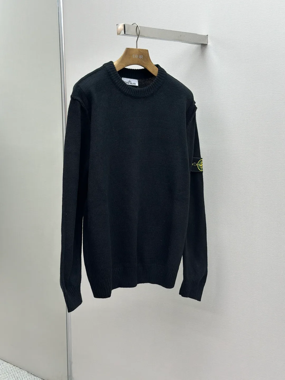 P420 Stonelsland Stone Island arm embroidered logo sweater Fabric: 30% wool, 50% cotton, 20% spandex.  Accessories: The arm embroidery logo is made of double-layer soft leather, with embroidery logo technology on the surface and embellishment with the brand logo. Comes with laser engraved metal buttons.  Process: garment washing-fixing color-fixing pattern-removing wool impurities.  This style is woven with a 7-needle imported machine, with knitted threads on the neck and hem, and embroidered logos on the arms to present the brand vision.  Accessories: Customized 1:1 washed trademark Accessories: Customized 1:1 embroidery label Accessories: Customized 1:1 lettering buttons Craftsmanship: S-M-L-XL Color: Black-Grey